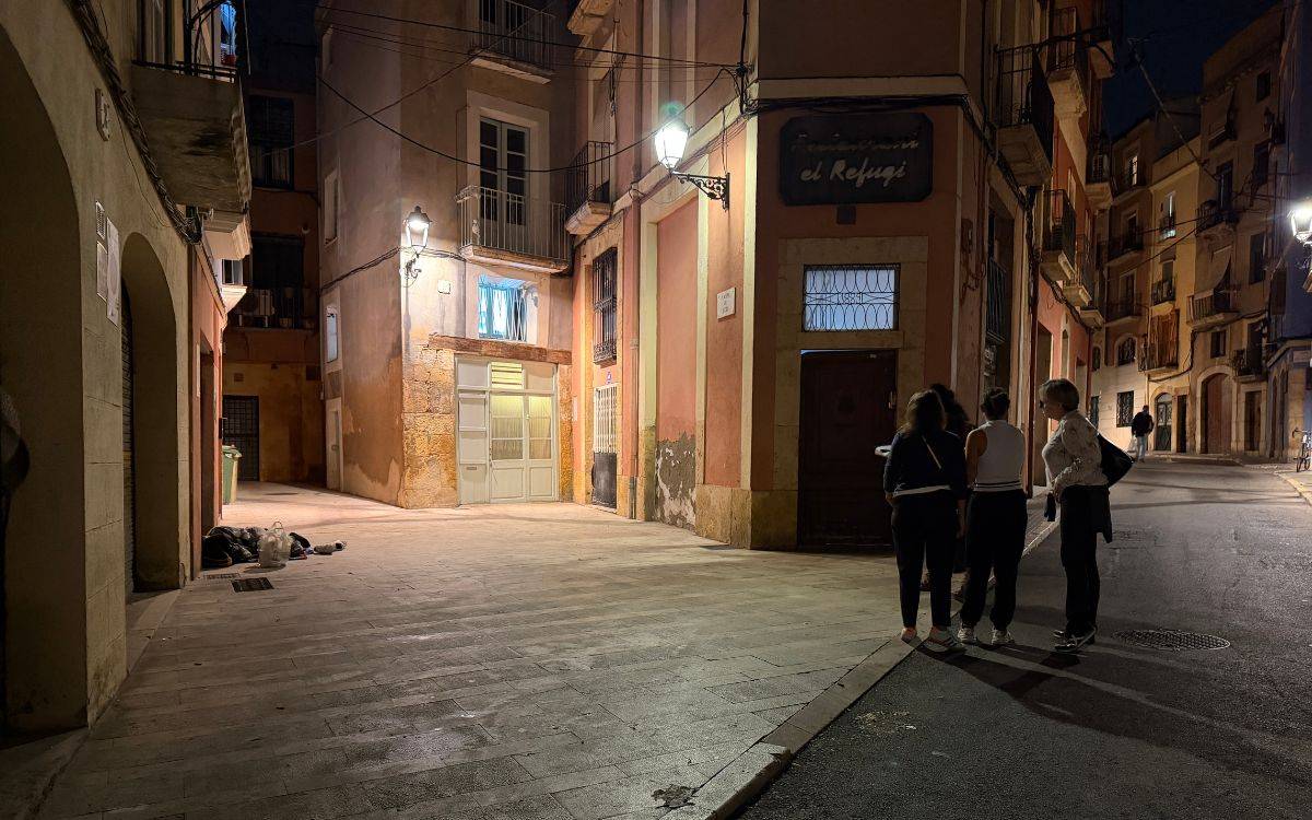 El recompte de persones sense llar de Tarragona s'amplia a cotxes, tendes de campanya i aparcaments