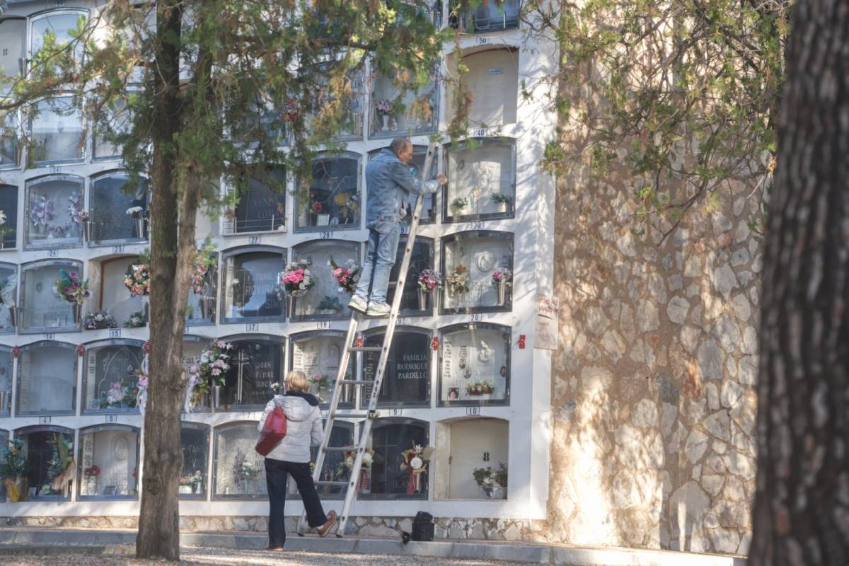 Les famílies aprofiten els dies previs a Tots Sants per netejar i guarnir els nínxols dels seus difunts. - Nebridi Aróztegui Les famílies aprofiten els dies previs a Tots Sants per netejar i guarnir els nínxols dels seus difunts.