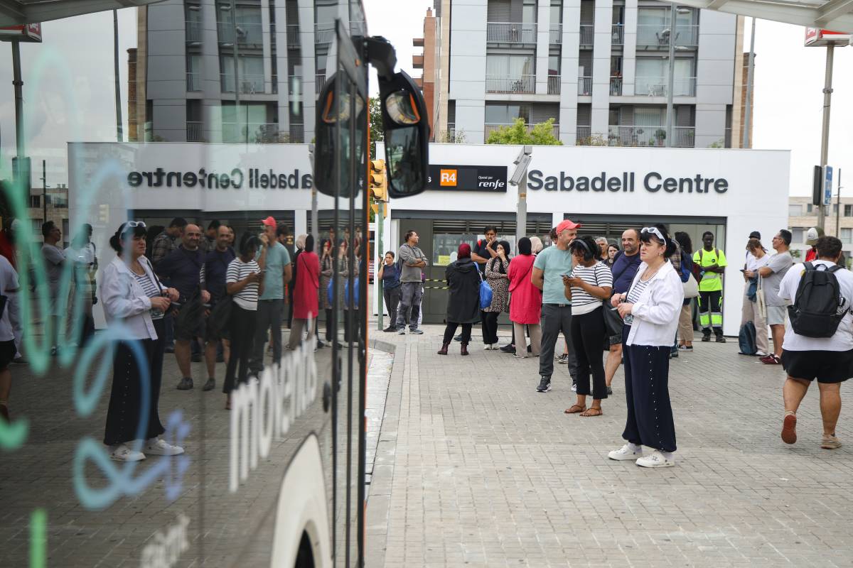 L`estació d`autobusos de Sabadell Centre, plena d`usuaris - Victor Castillo L`estació d`autobusos de Sabadell Centre, plena d`usuaris