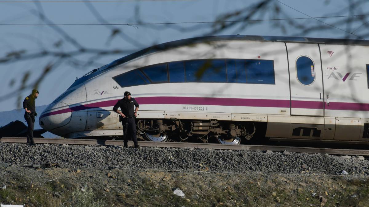 La trucada entre el centre de control i el maquinista de l'AVE: «Reprengui la marxa amb normalitat»