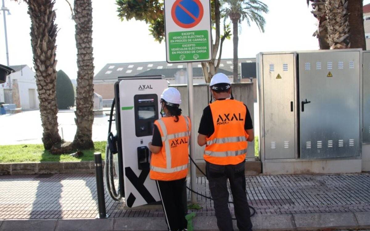 L’Aldea estrena el primer carregador de vehicles elèctrics al nucli urbà