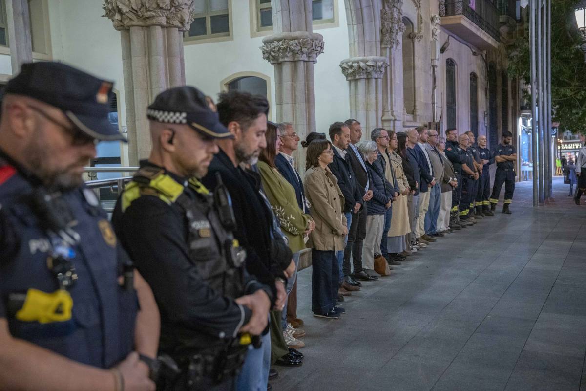 Tots els grups municipals i regidors van participar en el minut de silenci al Raval - Alberto Tallón