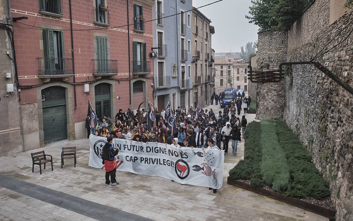 Un centenar d'estudiants es manifesten a Vic sense incidents