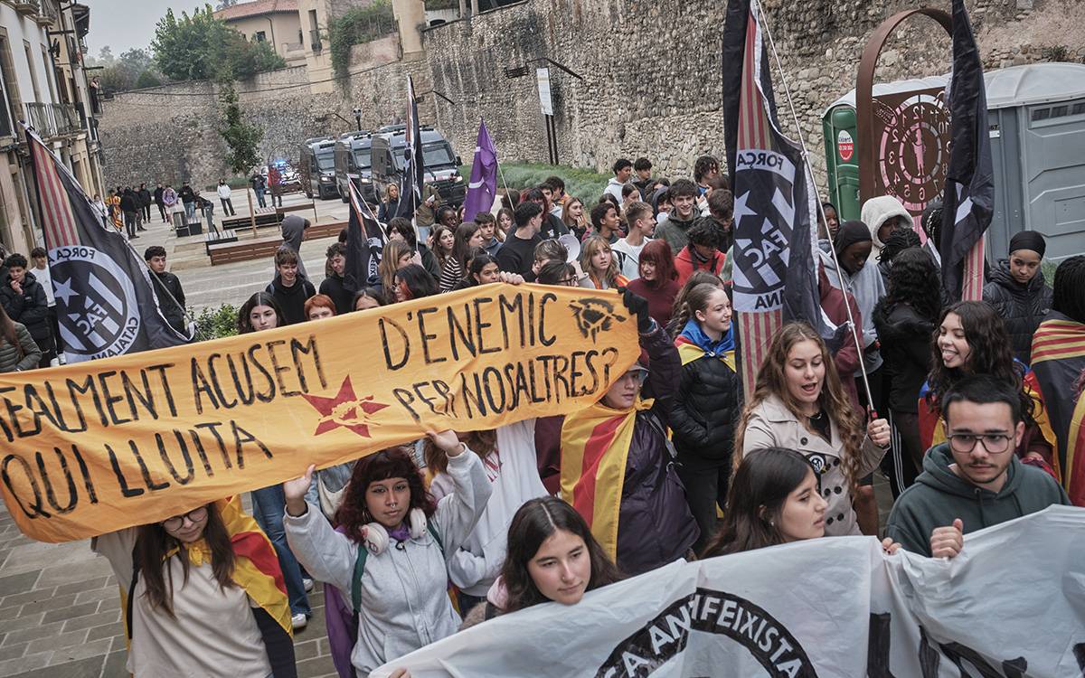 Un centenar d`estudiants s`han manifestat aquest dijous a Vic. - Oriol Clavera Un centenar d`estudiants s`han manifestat aquest dijous a Vic.
