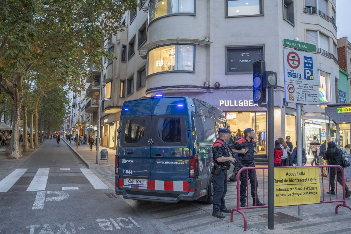 Mossos d`Esquadra durant el control policial a la rambla d`Ègara davant l`alerta per aldarulls - ALBERTO TALLÓN Mossos d`Esquadra durant el control policial a la rambla d`Ègara davant l`alerta per aldarulls