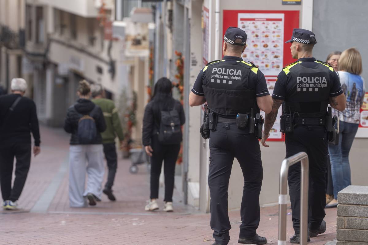 Policia Municipal a peu de carrer en uns dels principals eixos comercials de la ciutat, el carrer de Font Vella - ALBERTO TALLÓN Policia Municipal a peu de carrer en uns dels principals eixos comercials de la ciutat, el carrer de Font Vella