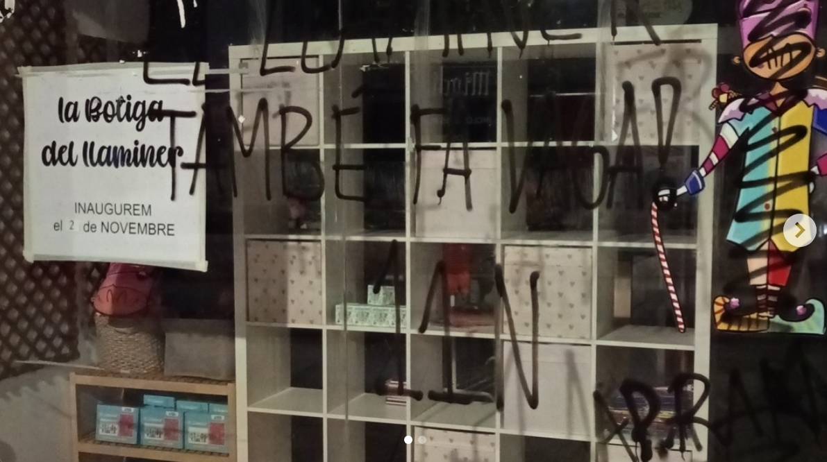 La Botiga del Llaminer denuncia pintades a l’aparador mentre prepara la reobertura