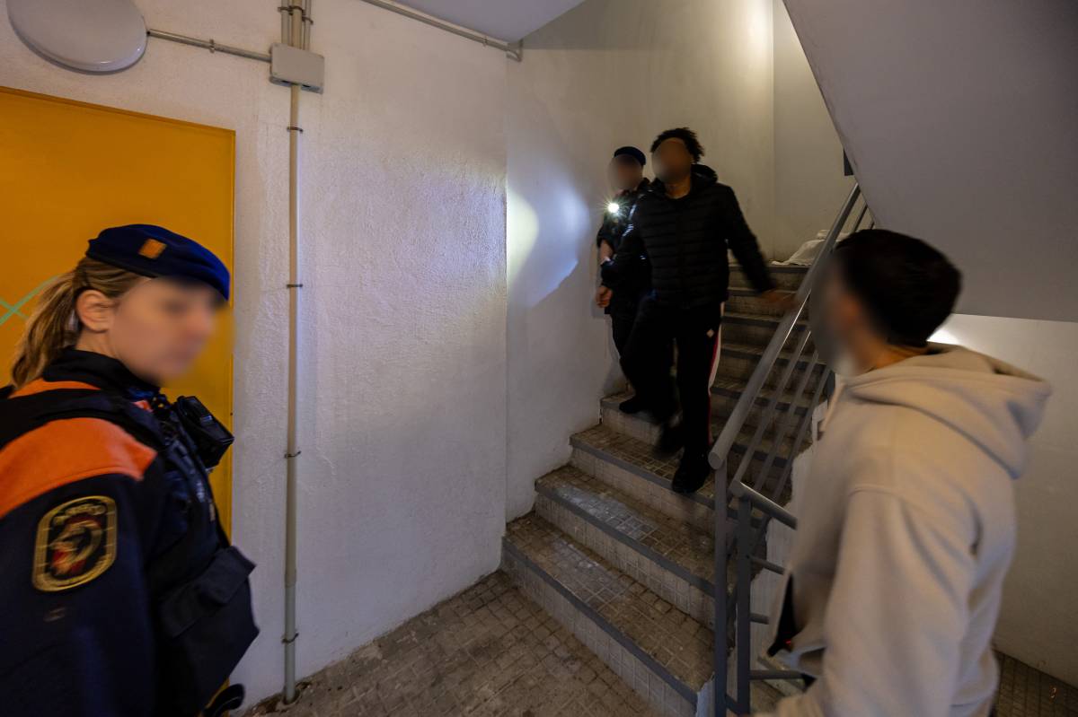 Desallotjament d`un aparcament ocupat per delinqüents multireincidents - Juanma Peláez Desallotjament d`un aparcament ocupat per delinqüents multireincidents