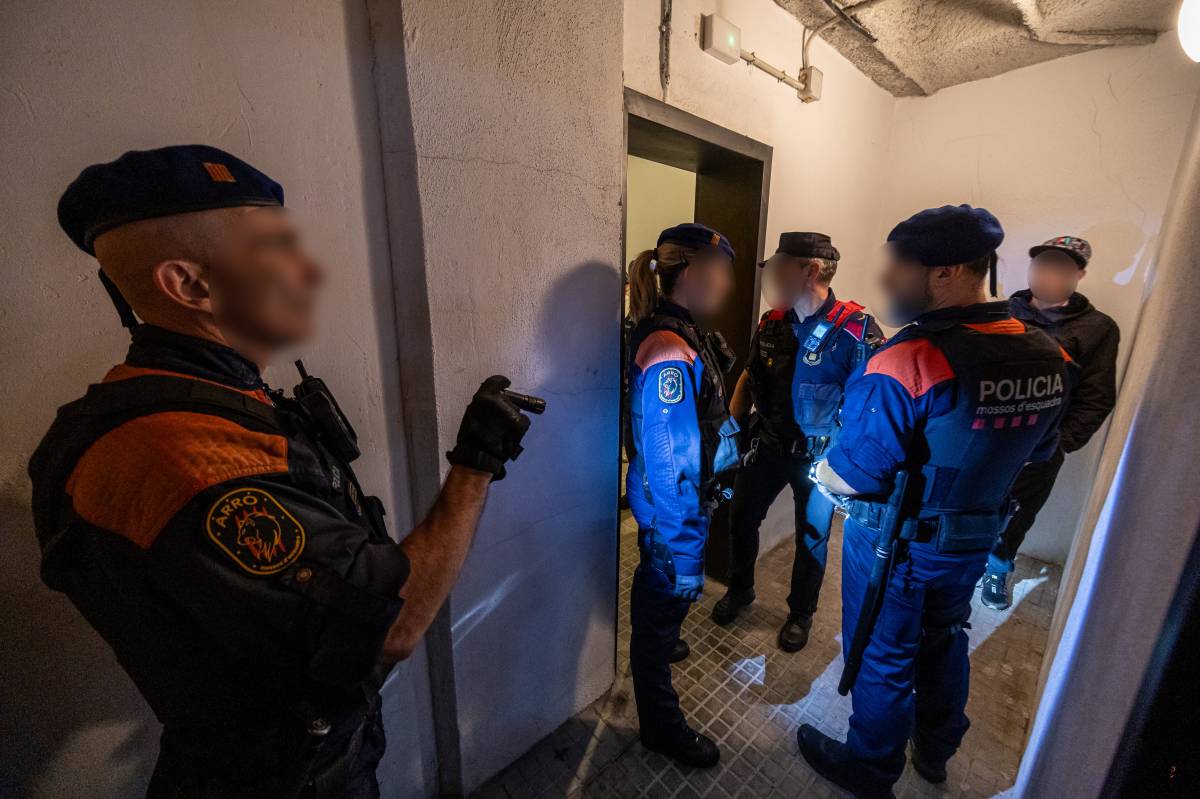 Desallotjament d`un aparcament ocupat per delinqüents multireincidents - Juanma Peláez Desallotjament d`un aparcament ocupat per delinqüents multireincidents