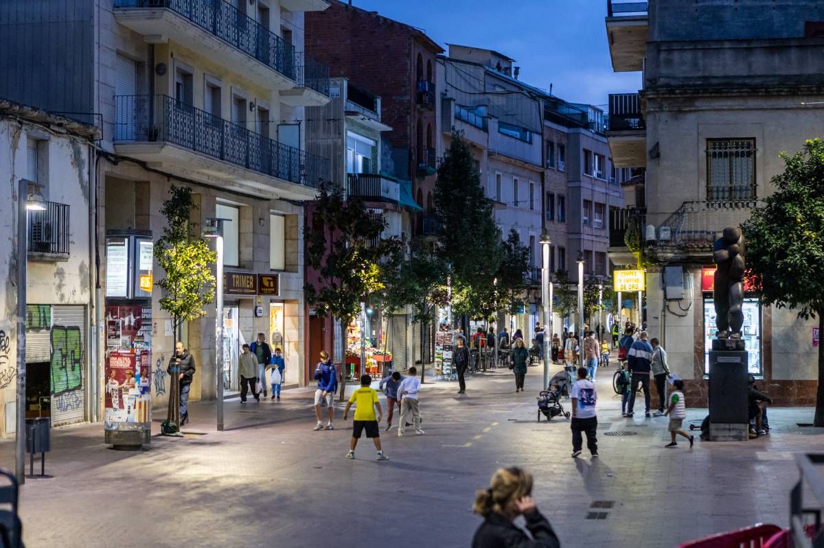Moviment al centre de Montcada i Reixac, afectat pels talls de subministrament elèctric - Juanma Peláez Moviment al centre de Montcada i Reixac, afectat pels talls de subministrament elèctric