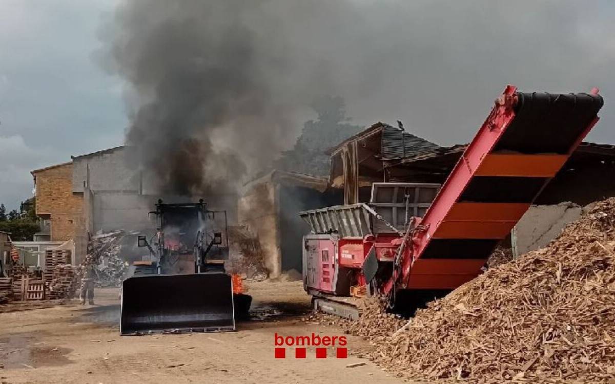 Els Bombers treballen en un incendi en una empresa de reciclatge de fusta de Tortosa