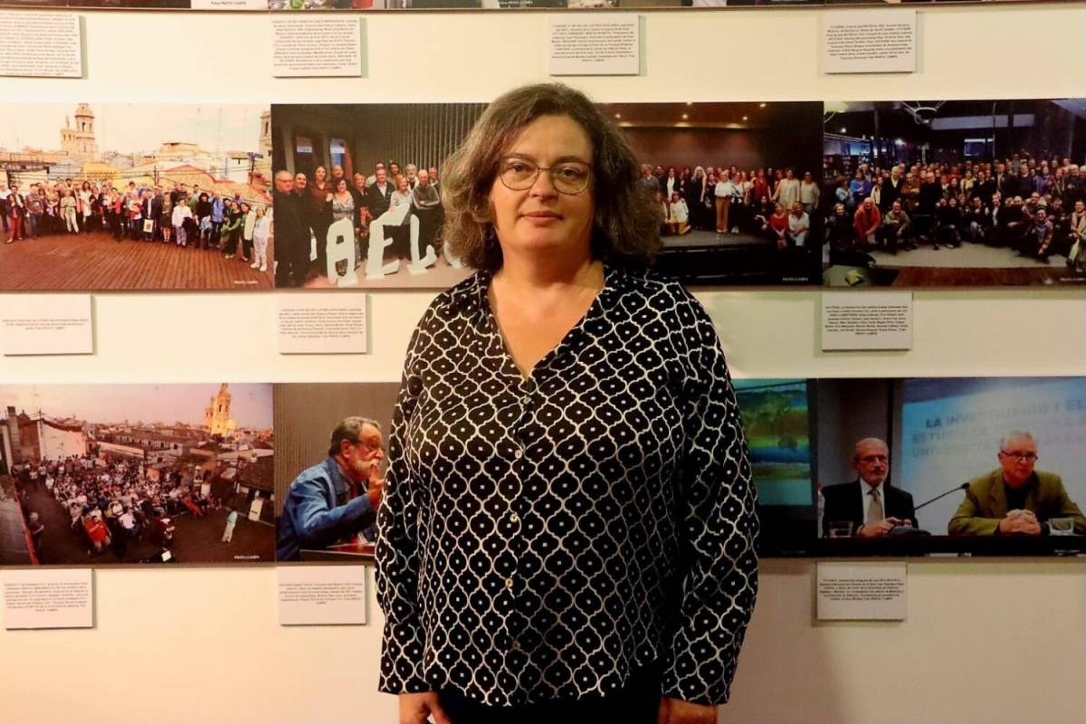 Anna Oliver, posant en l'exposició per commemorar els 20 anys de l'Octubre - El Temps