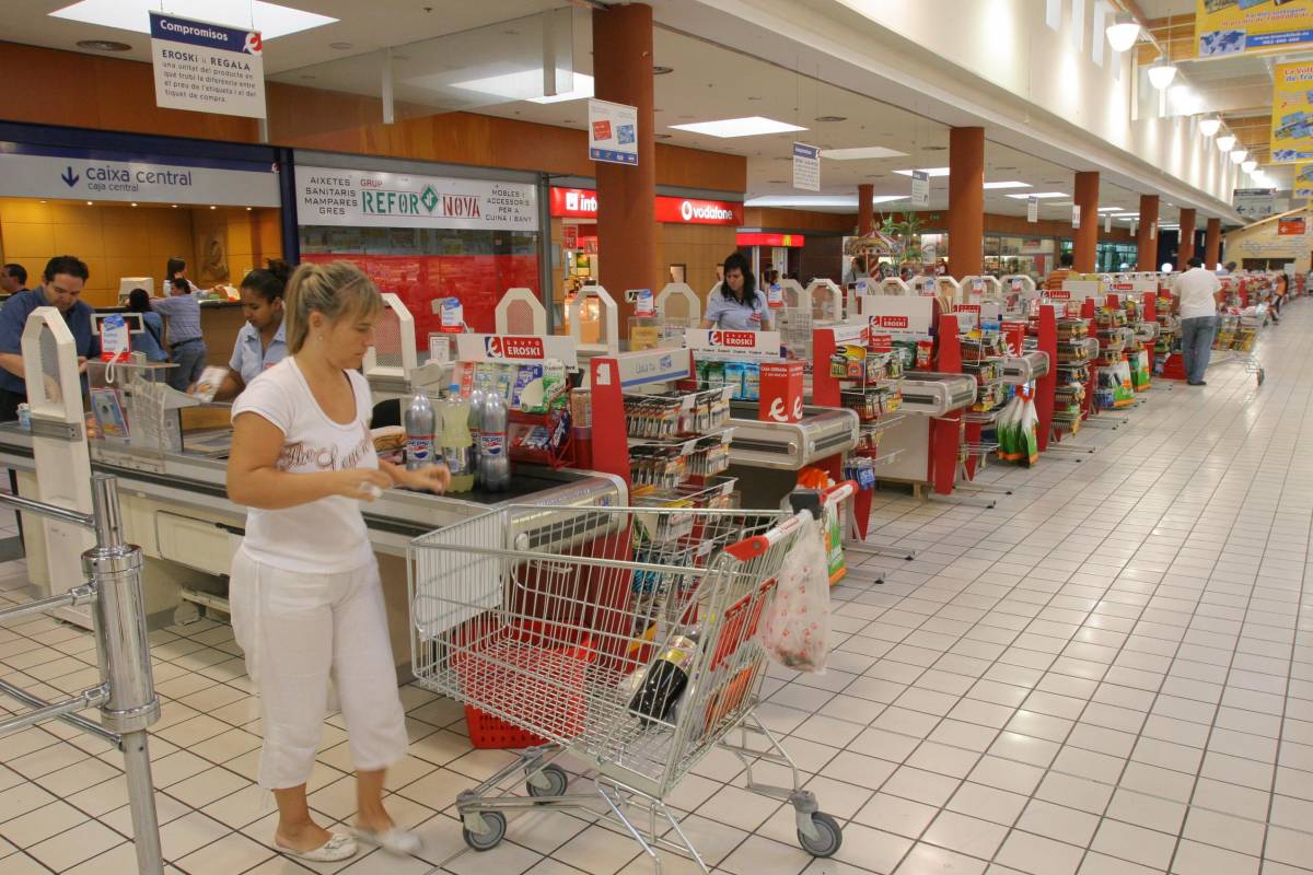 Vistas interiores del supermercado Eroski - Nebridi Aróztegui Vistas interiores del supermercado Eroski
