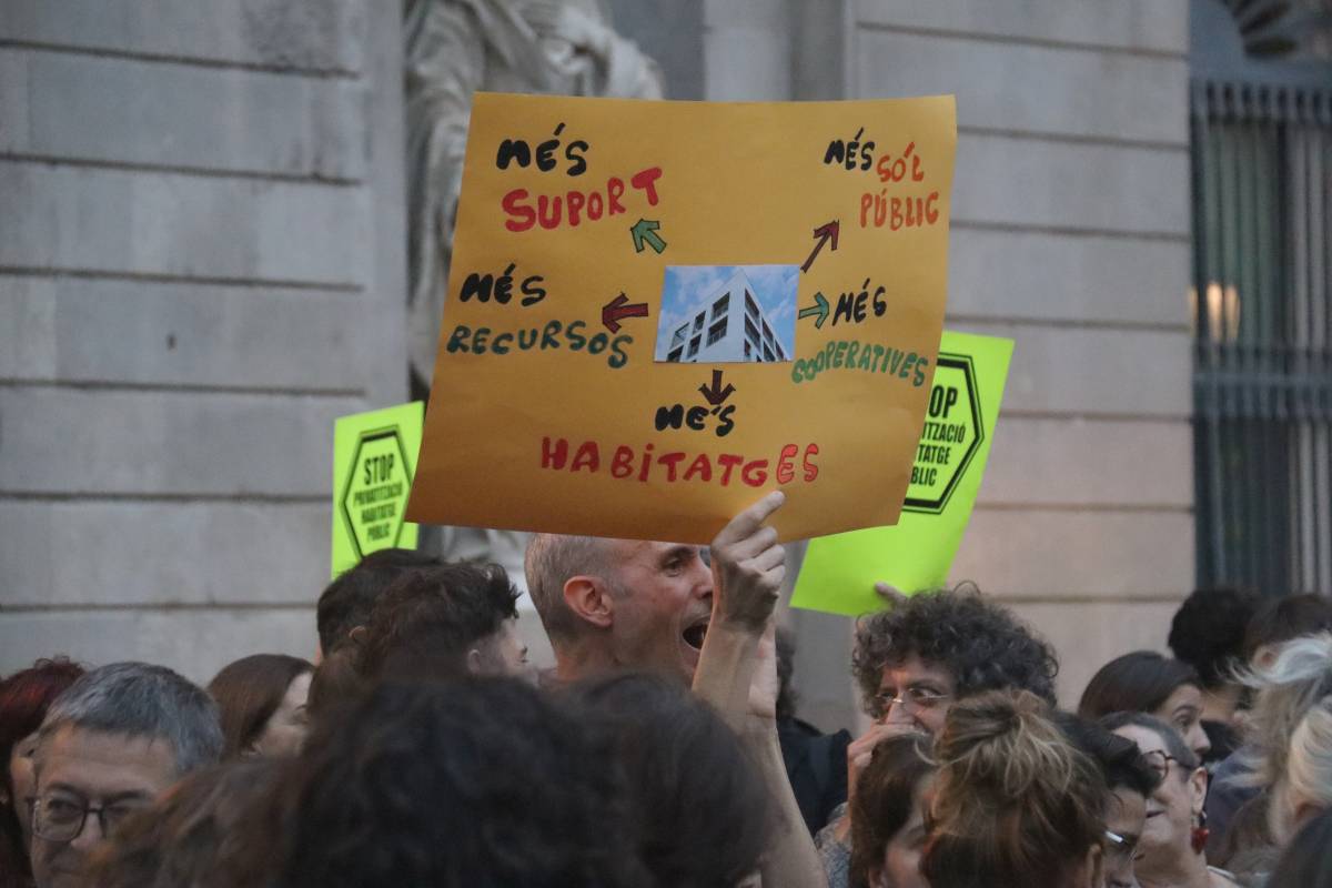 Concentració contra la «privatització» de l'habitatge públic a Barcelona