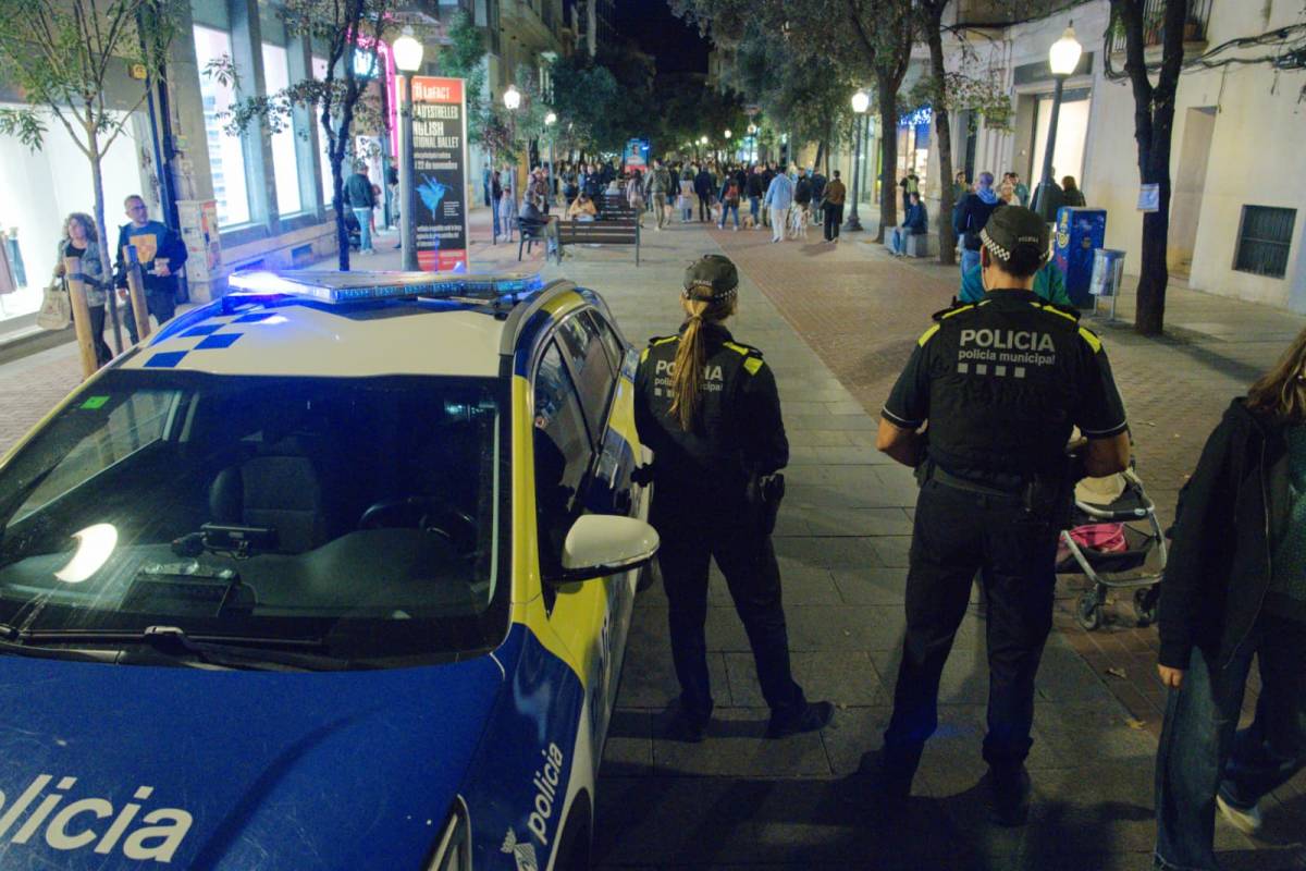 Presència policial i alguns comerços tancats en una tarda presidida per la normalitat