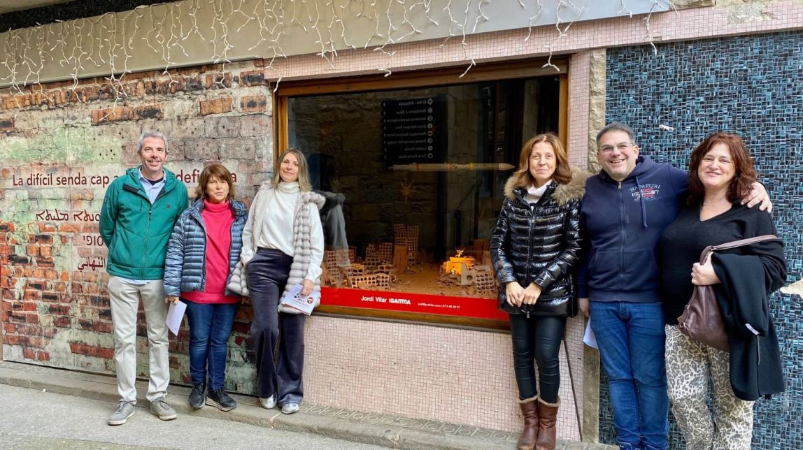 Un aparador de Solsona recrea el naixement de Jesús en l’escenari d'una ciutat  cisjordana destruïda per les bombes
