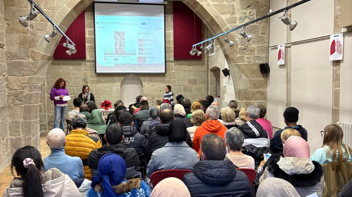 El Centre de Formació d'Adults amb la Marató a la seva festa del Nadal