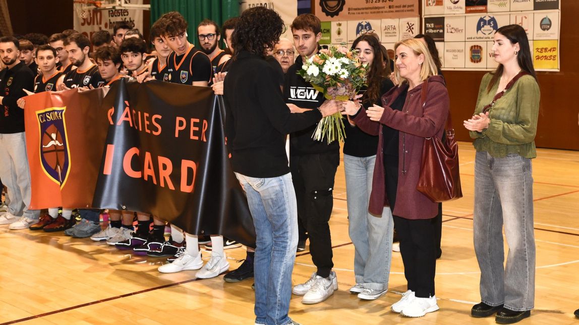 Montse Parera, presidenta del CB Solsona, ha lliurat un ram de flors a la família - Lluís Closa