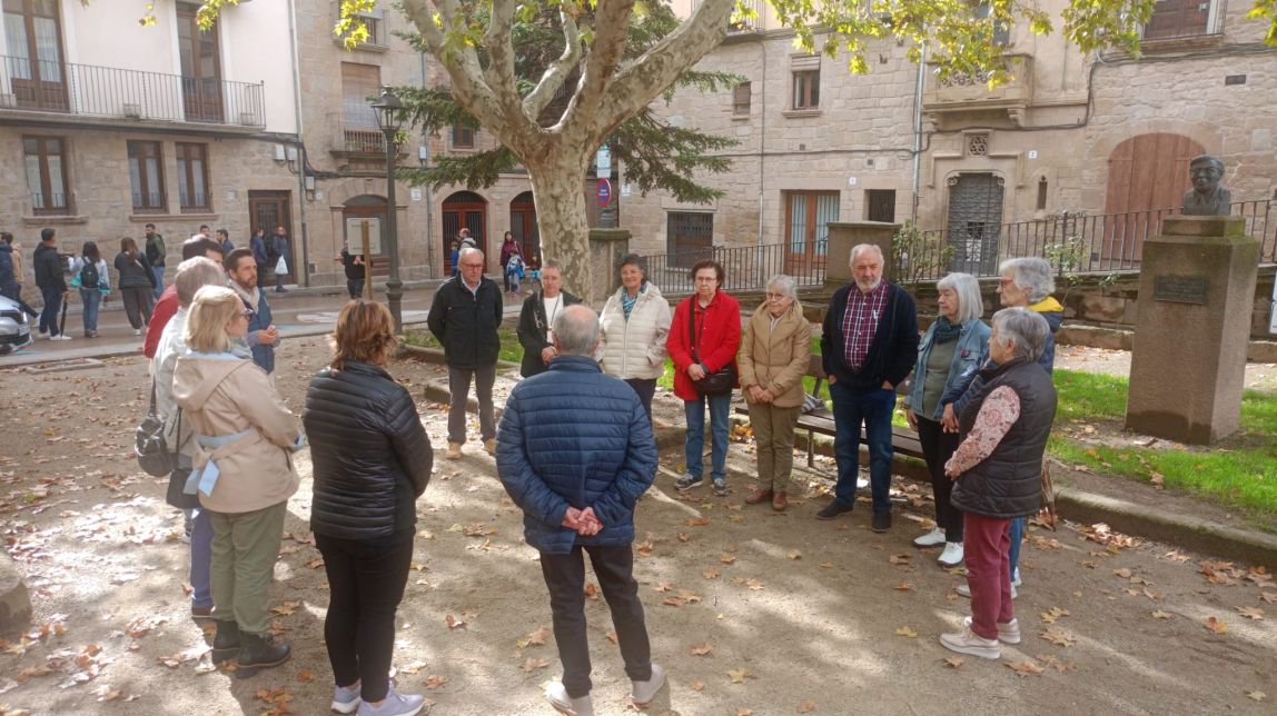 Una quinzena de persones aprenen a ballar i comptar sardanes  a l'entorn de les fonts de Solsona