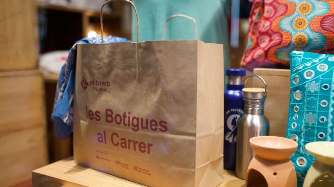 Un centenar d'establiments a Reus tancaran la temporada de rebaixes amb «Les Botigues al carrer»