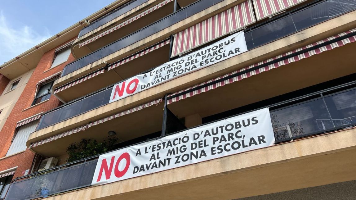 Diversos pisos del barri de Mas Iglesias i voltants tenen penjades les pancartes en senyal de protesta - ACN / Arnau Martínez