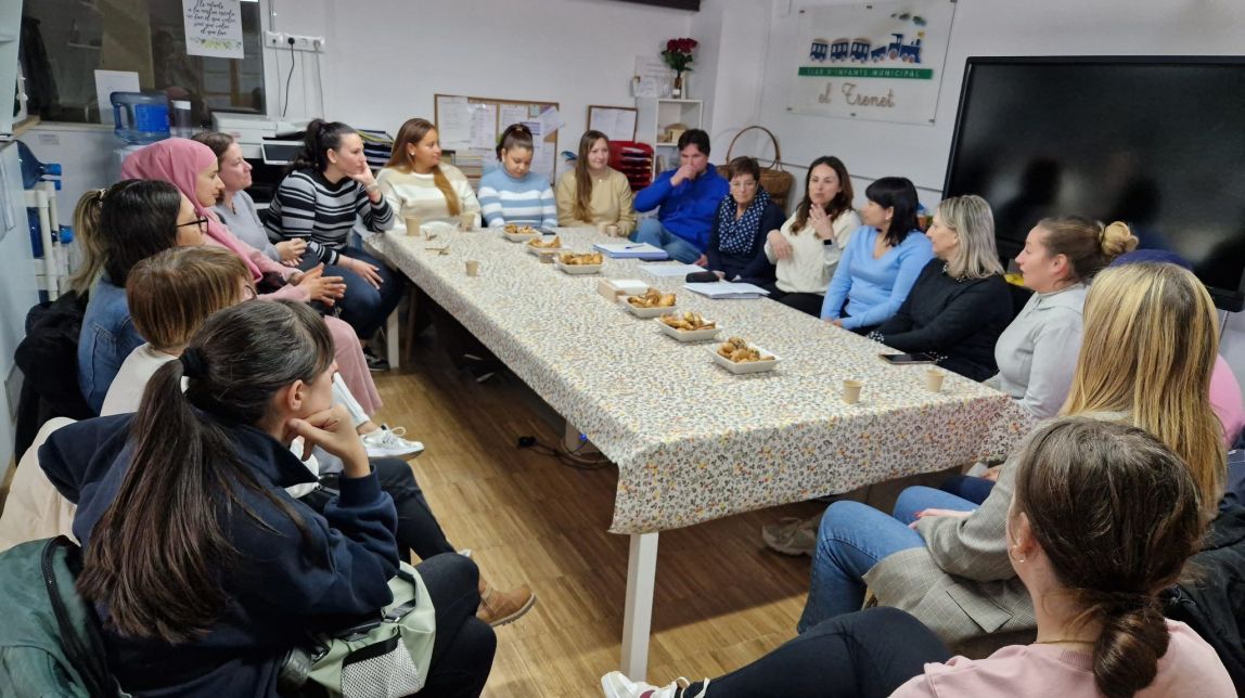 Mares i pares de la llar d'infants de Cunit comparteixen amb les educadores experiències i preocupacions un cop per setmana