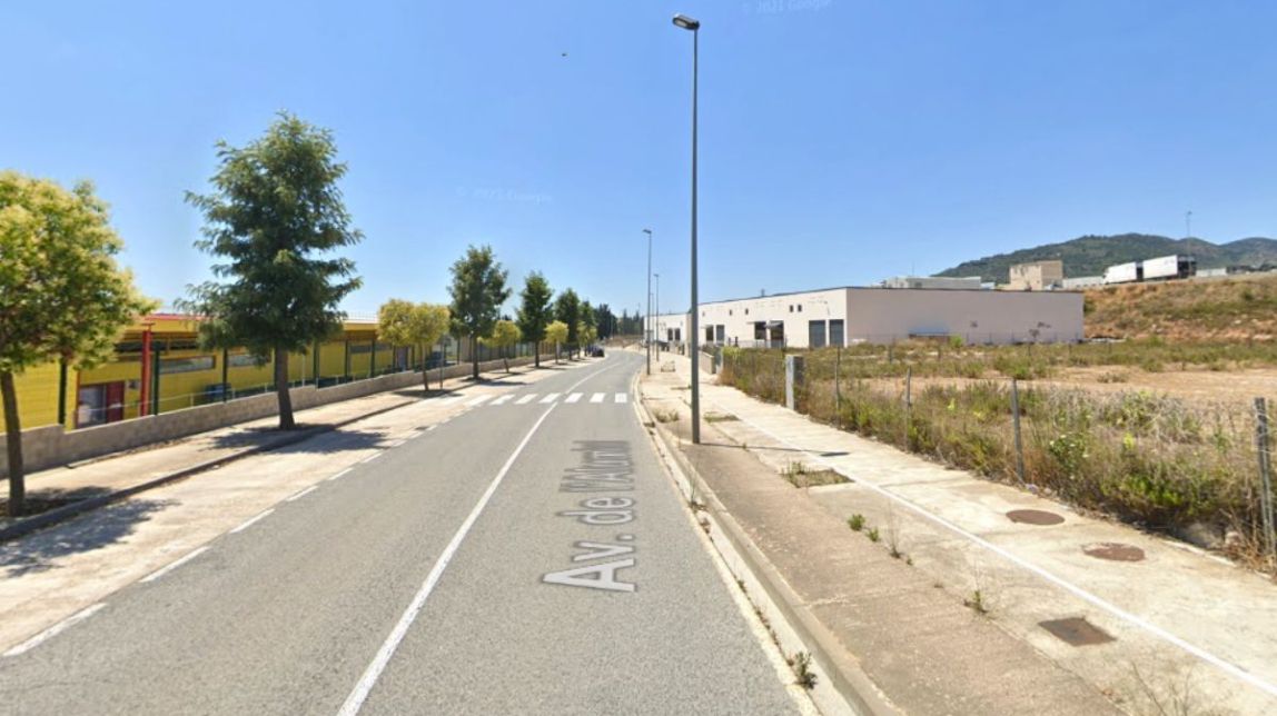Gran columna de fum per un incendi en una empresa de la Selva del Camp