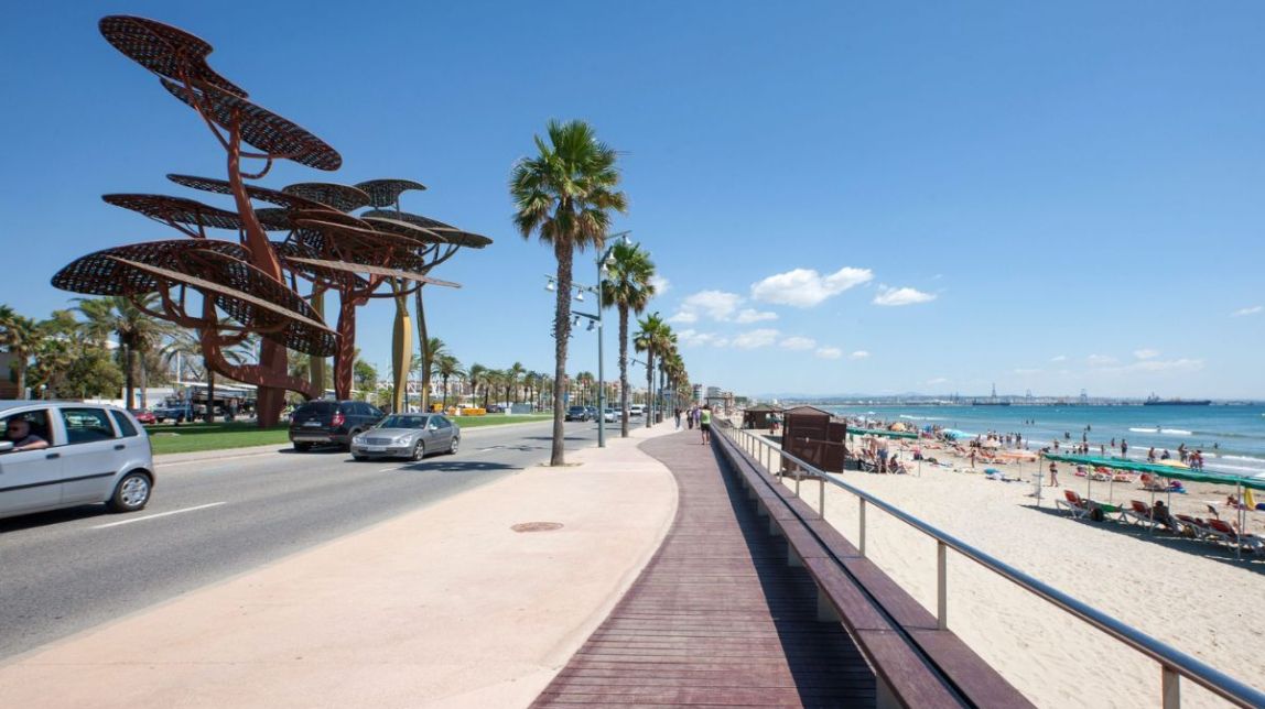 S'engeguen les obres per eliminar el passeig marítim de la Pineda i renaturalitzar la zona de platja