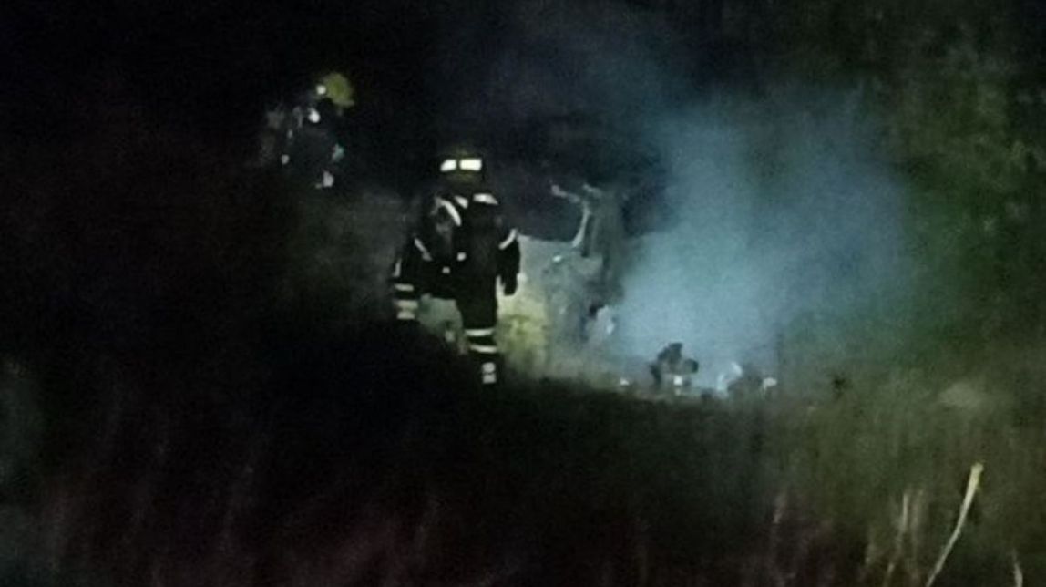 Un vehicle cremat en una zona boscosa de Tarragona provoca un incendi de vegetació
