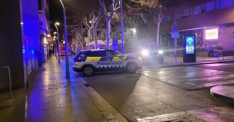 Tres intoxicats pel fum en un incendi domèstic a la Platja de Calafell
