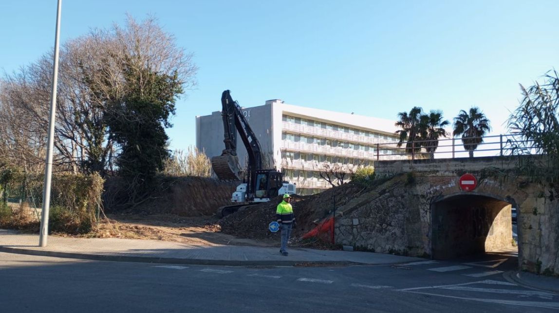 Cambrils avança en la transformació urbana amb l'enderroc del pont del vial del Cavet