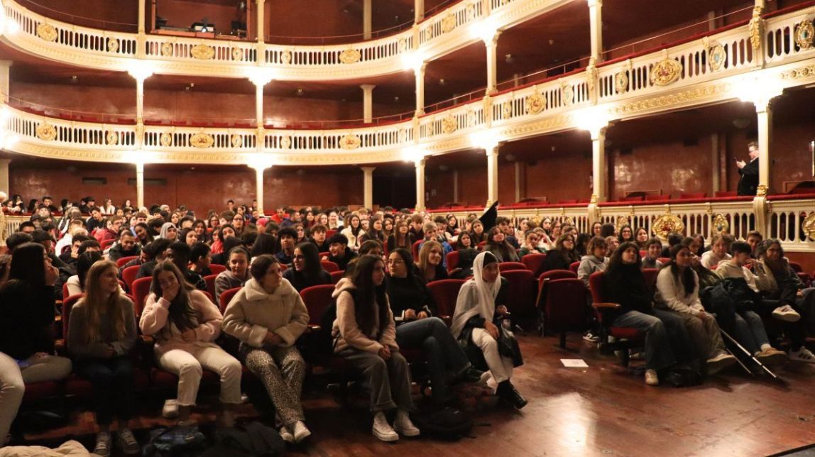 Més de 200 alumnes de Reus descobreixen el llenguatge del moviment i la dansa contemporània