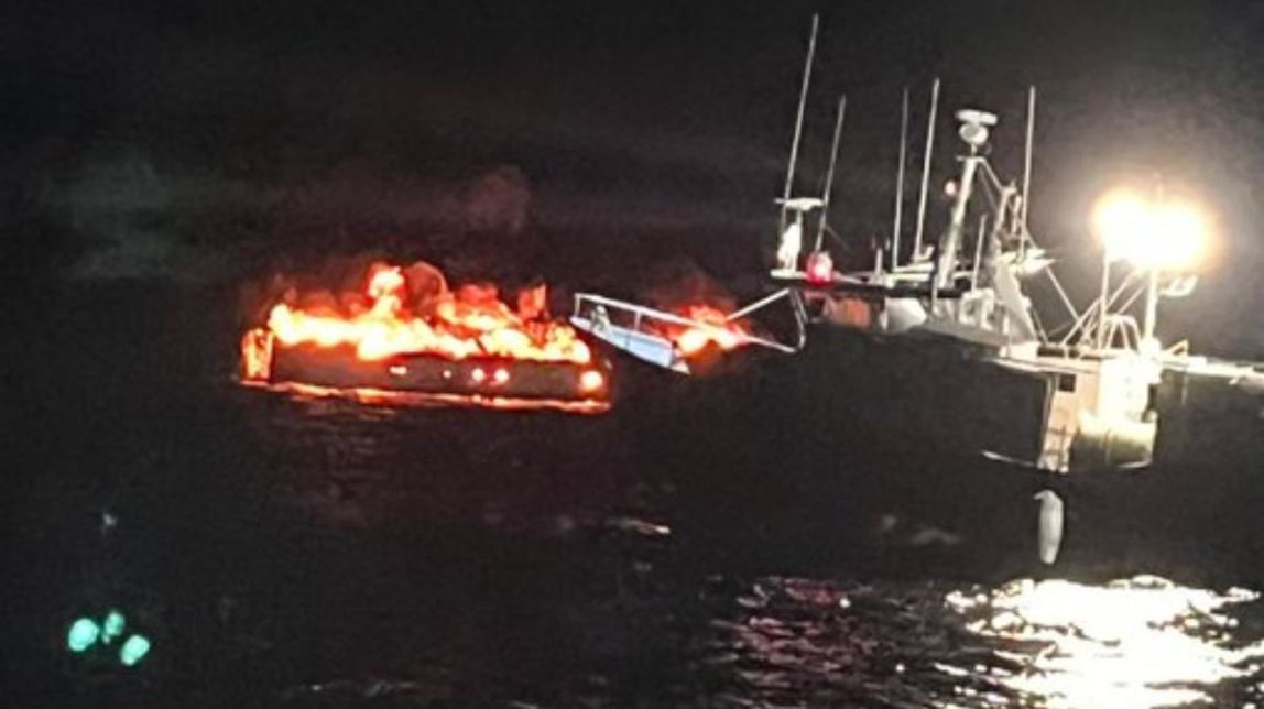 Rescaten els 10 tripulants del vaixell pesquer 'Avi Juanito' després d'un gran incendi davant el Cap de Salou