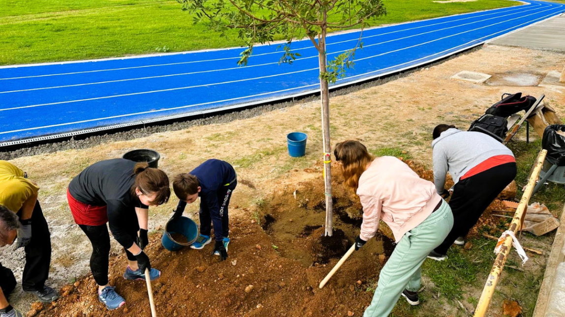 Torredembarra planta un centenar d'arbres i arbustos en el marc de la Festa de l'Arbre