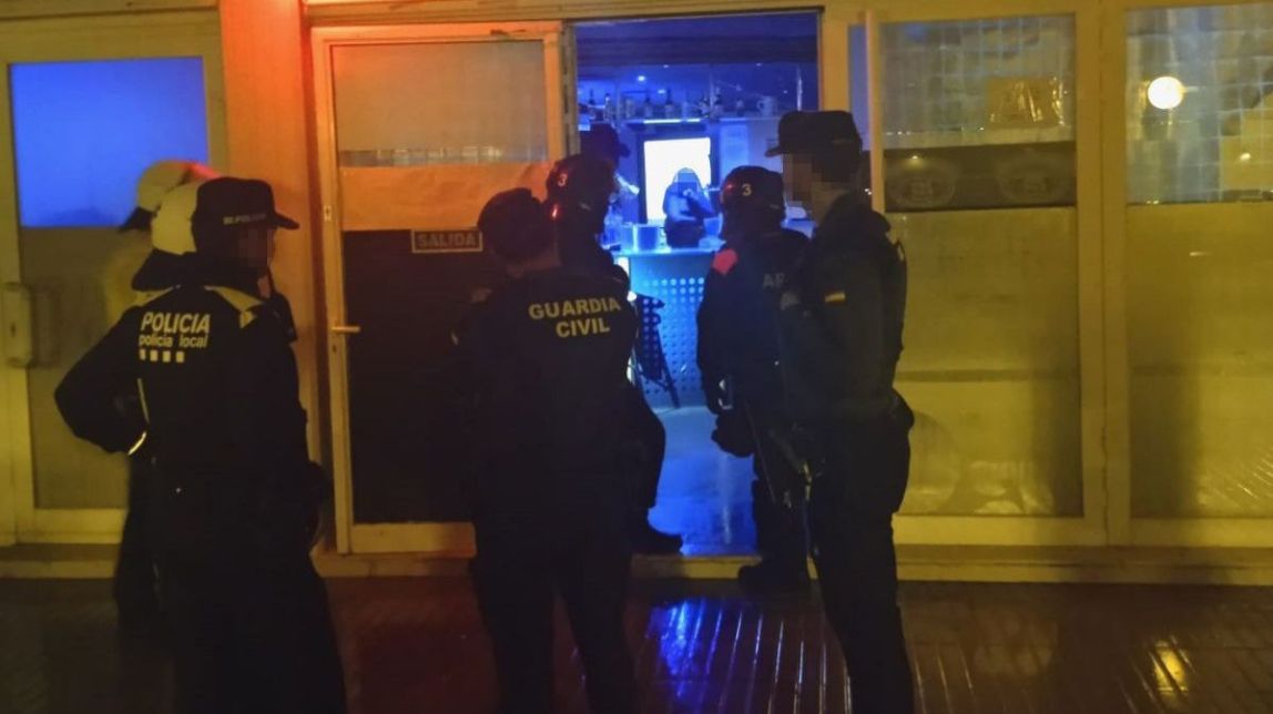 Gran operatiu policial amb un detingut i diversos identificats al moll esportiu de Torredembarra