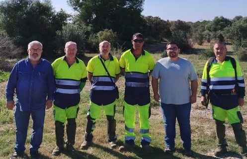 Una brigada dels plans d'ocupació de la Diputació neteja zones verdes de Santa Oliva