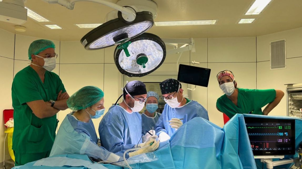 L'Hospital Sant Joan de Reus reverteix una malformació congènita amb una pròtesi d'espatlla feta a mida