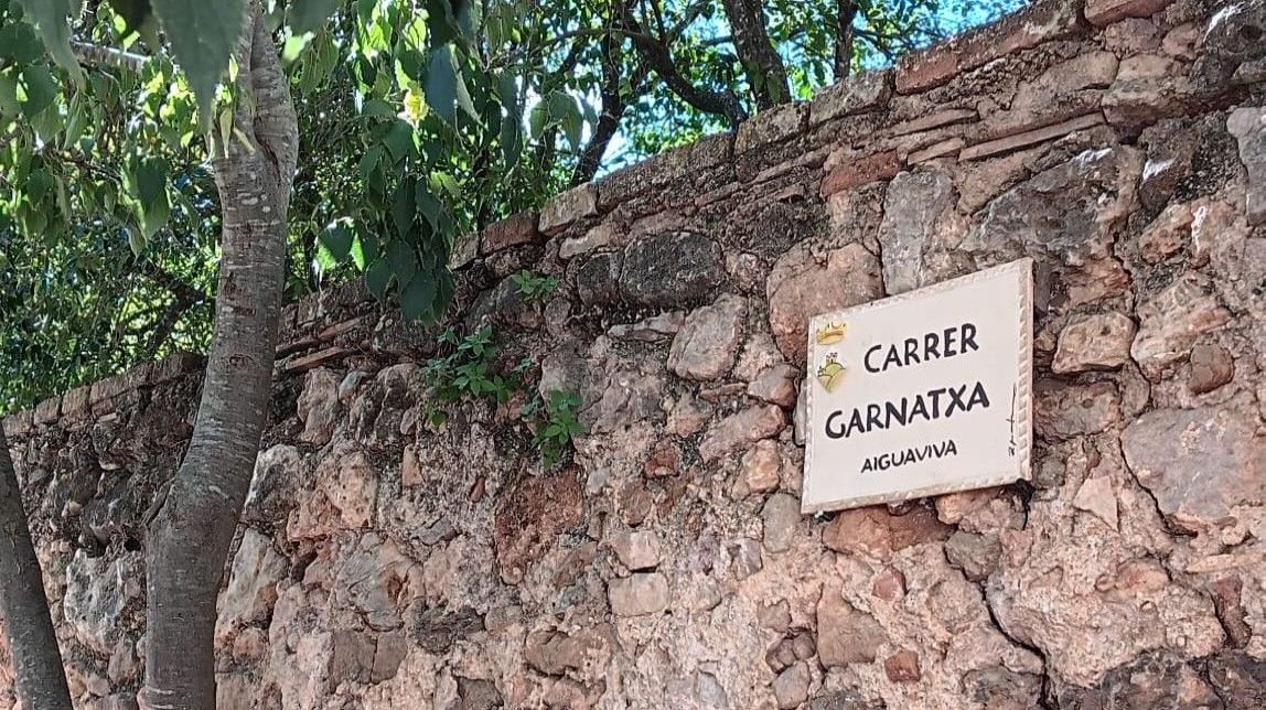 Els carrers d'Aiguaviva estrenen plaques de ceràmica de Roser Oter