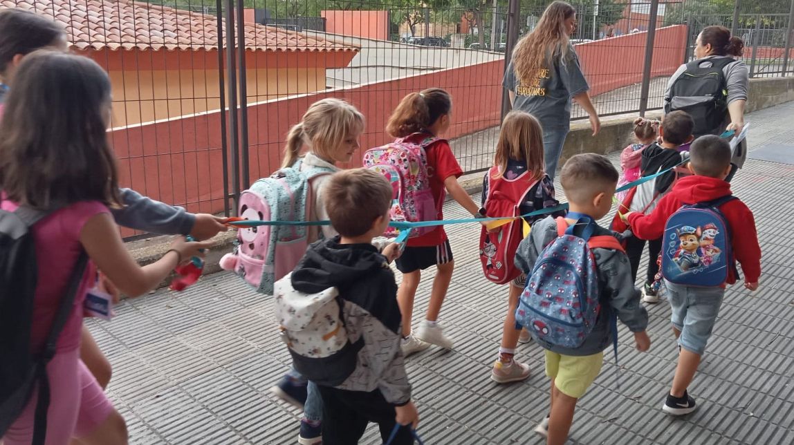 Gairebé una vintena d'infants del Vendrell estrenen el servei gratuït d’acompanyament a peu a l’escola