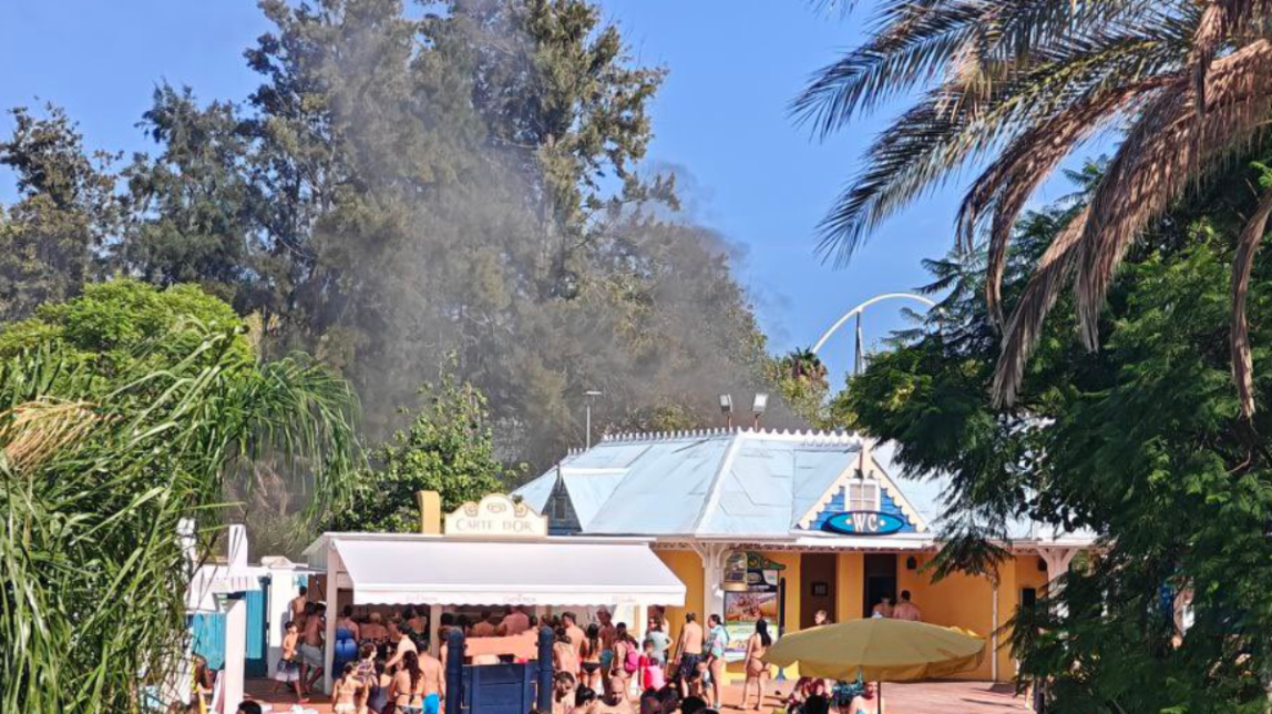 El fum de l'incendi era visible des de diversos punts del parc temàtic de la Costa Daurada. - Twitter / @deparqueaparque