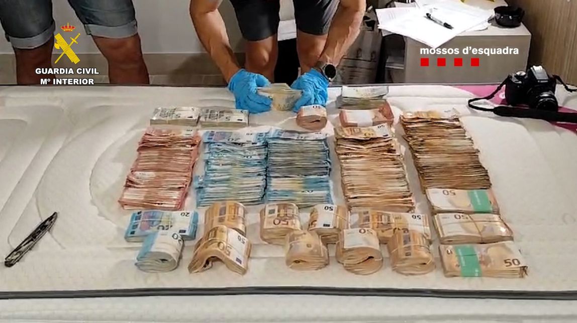 Assalta un banc a punta de pistola i se’n va amb el botí de 100.000 euros d’hotel a l'Hospitalet de l'Infant