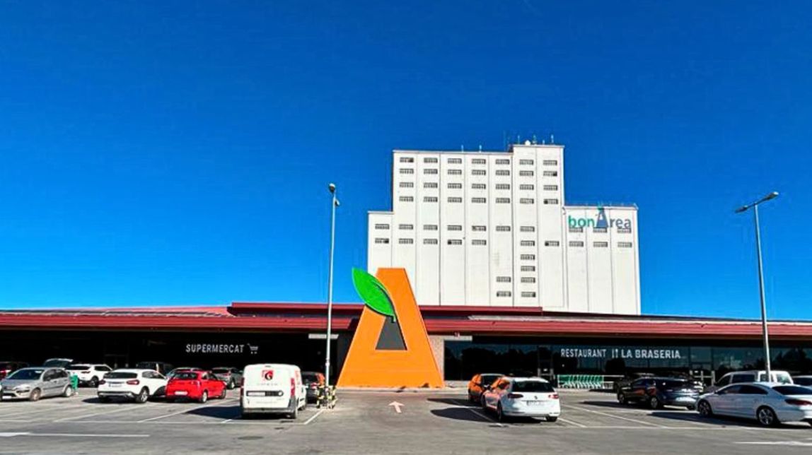 Un cotxe s'estavella contra la porta d'un supermercat a Reus i aprofiten per entrar a robar