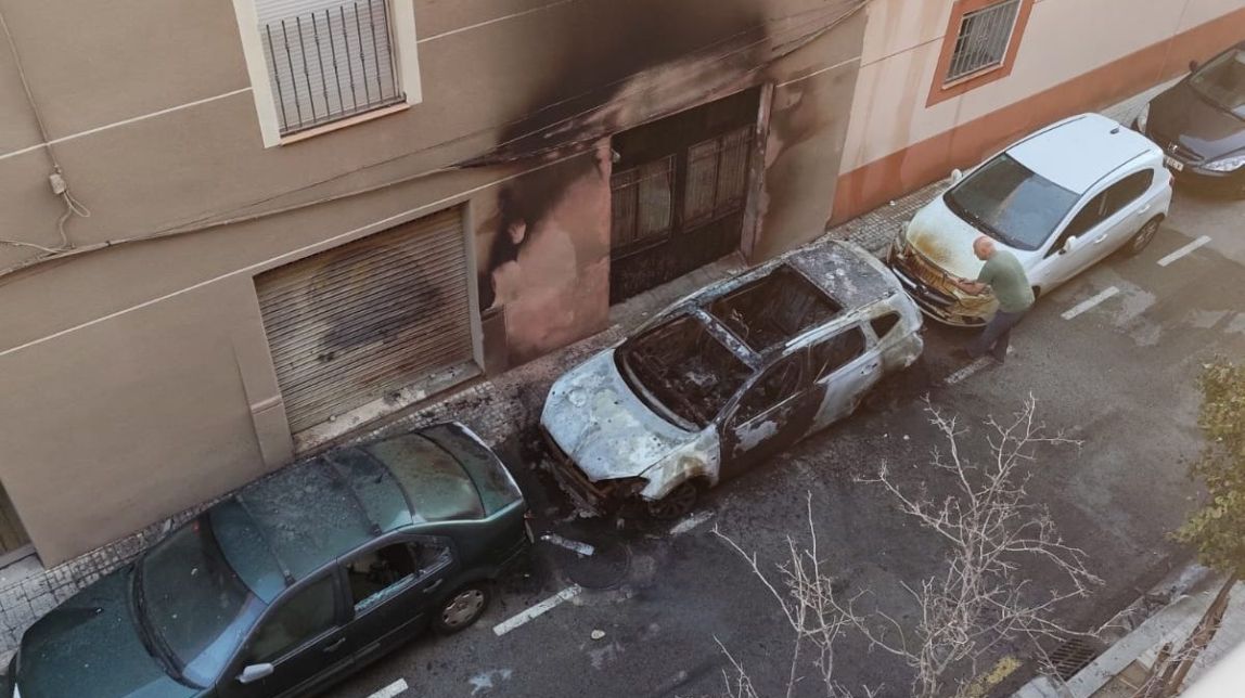Un espectacular incendi a Reus calcina diversos vehicles i posa en perill els veïns d'un edifici