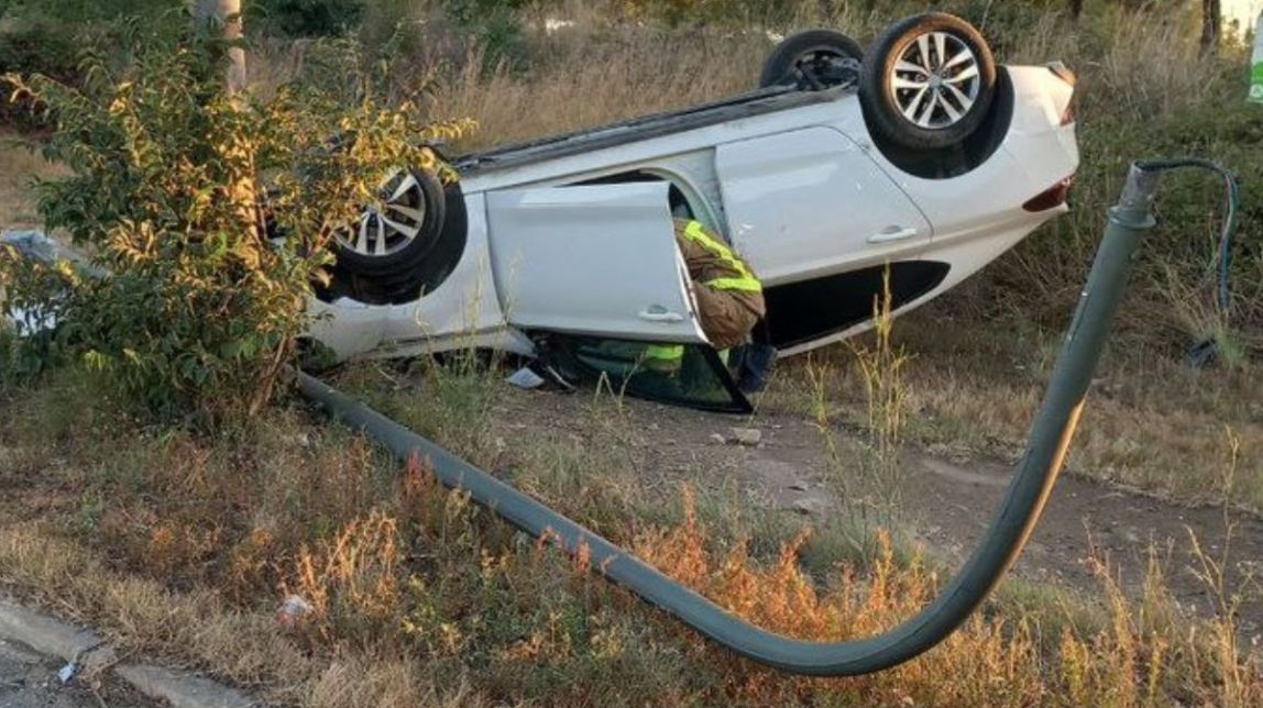 Un cotxe s'encasta contra un fanal a Tarragona i acaba bolcant