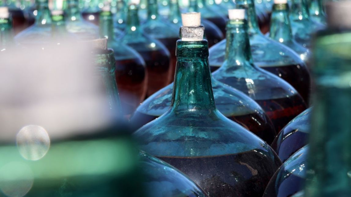 Un projecte pioner a Falset investiga com reduir «el gust de llum» dels vins