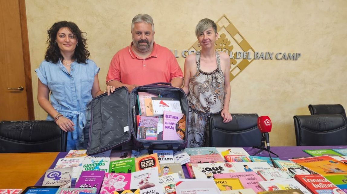 Les maletes coeducatives violetes i multicolor han arribat a més de 10.000 persones al Baix Camp