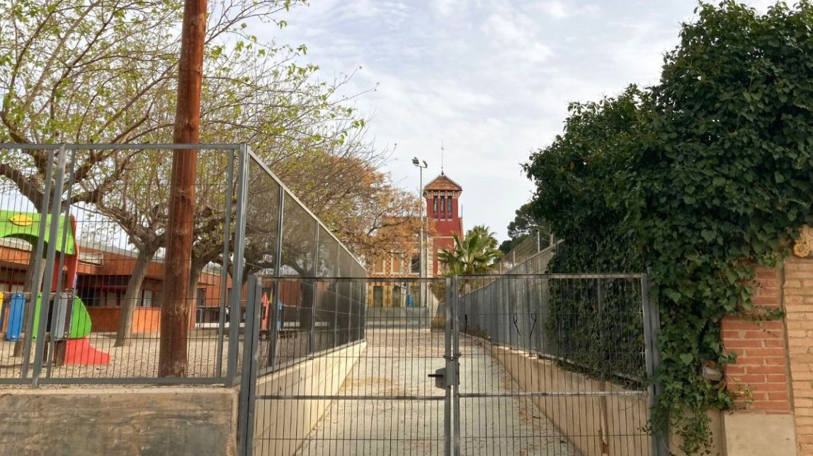Ensurt en una escola de Reus: una branca de grans dimensions cau dins el pati