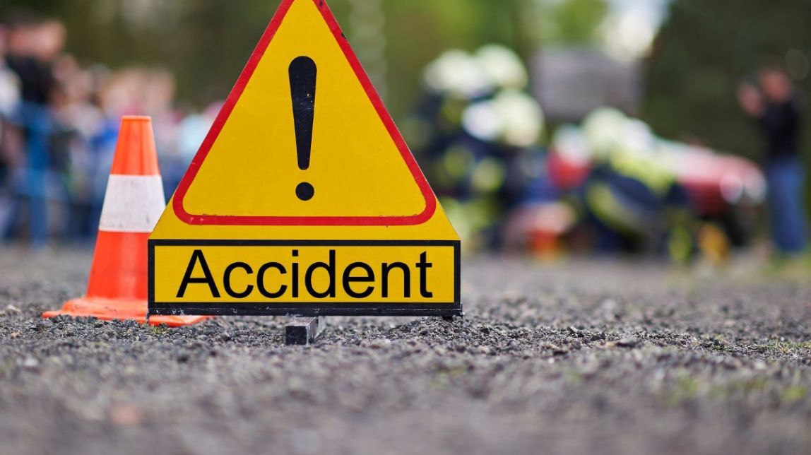 Un camió perd la càrrega i provoca cues quilomètriques a l'N-340