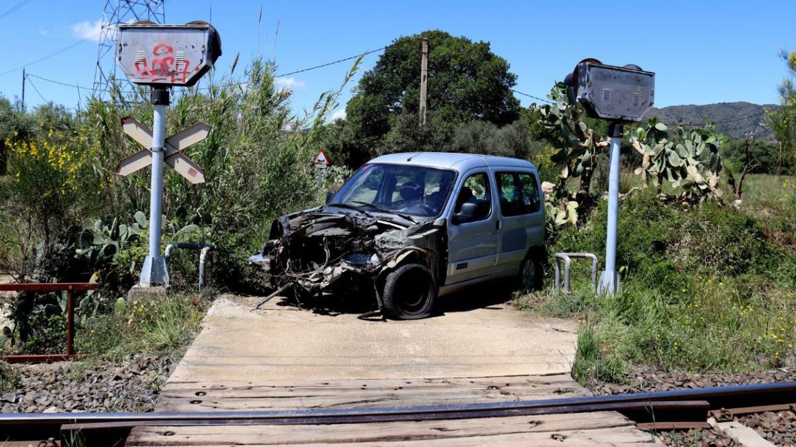Un ferit en un xoc entre un tren de mercaderies i un cotxe a la Selva de Camp