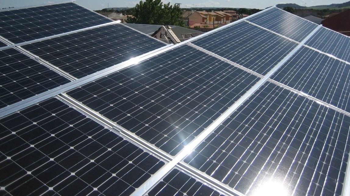 Panells fotovoltaics a la coberta de l'edifici de l’ajuntament del Montmell